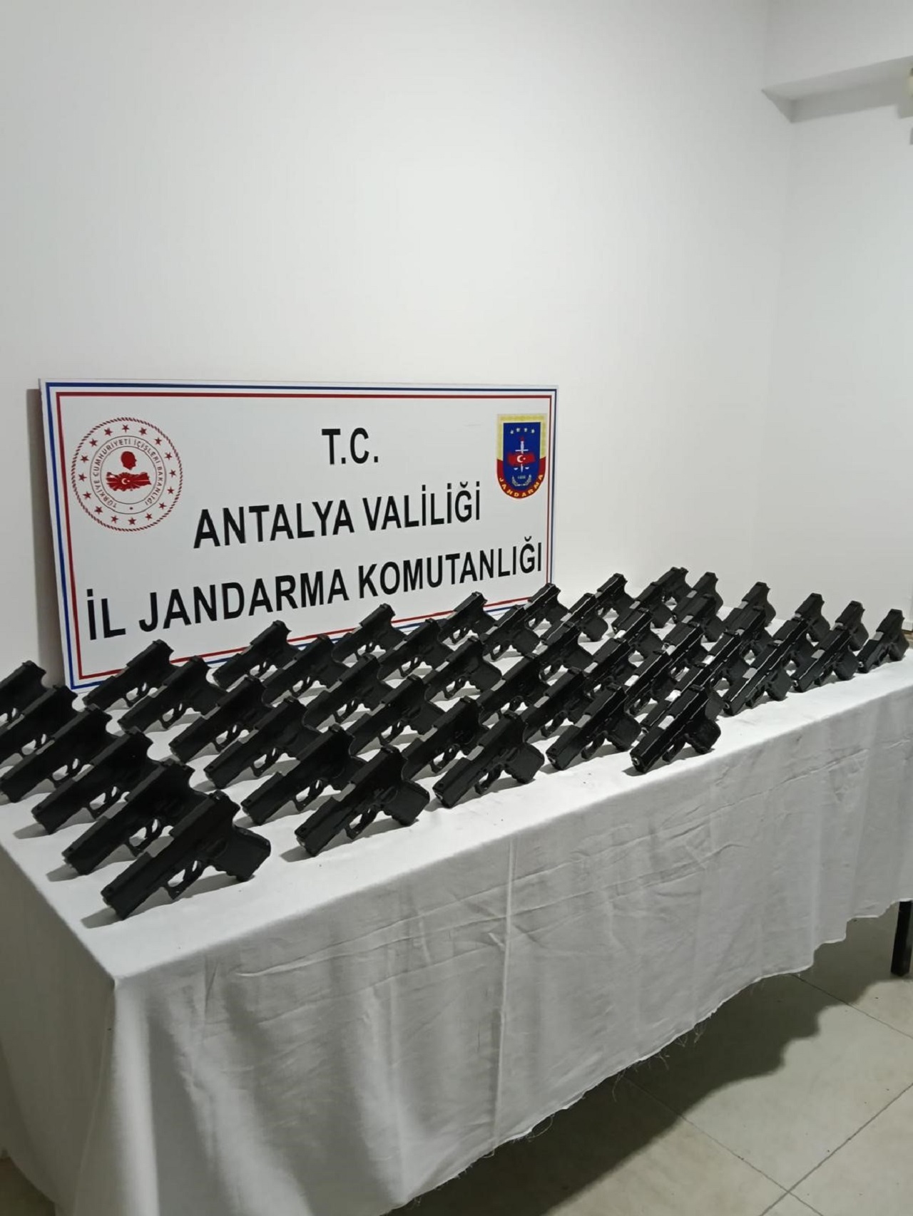 Beyşehir'de ve Manavgat'ta kaçak silaha baskın! 5 tutuklama