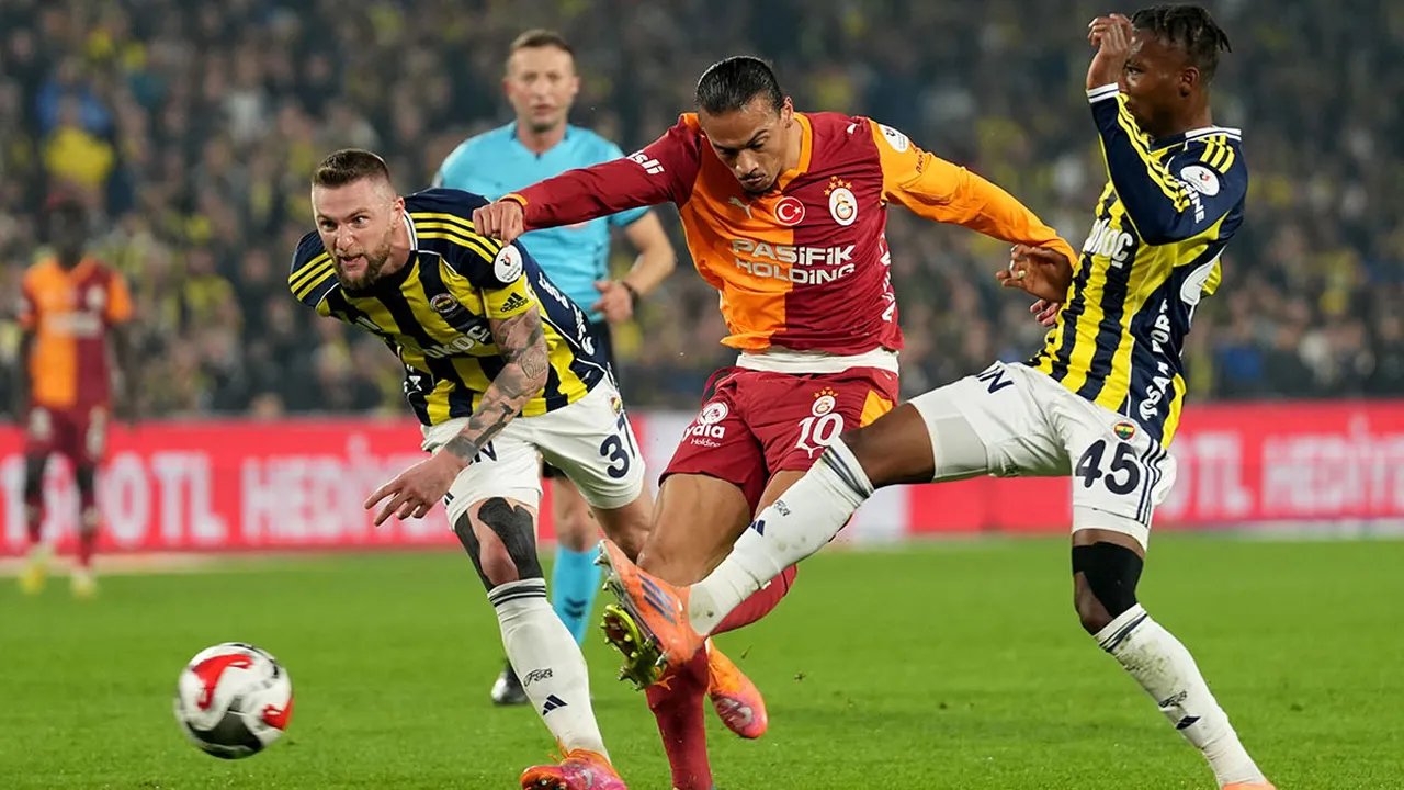 Galatasaray-Fenerbahçe derbisinde kartlar yağmur gibi