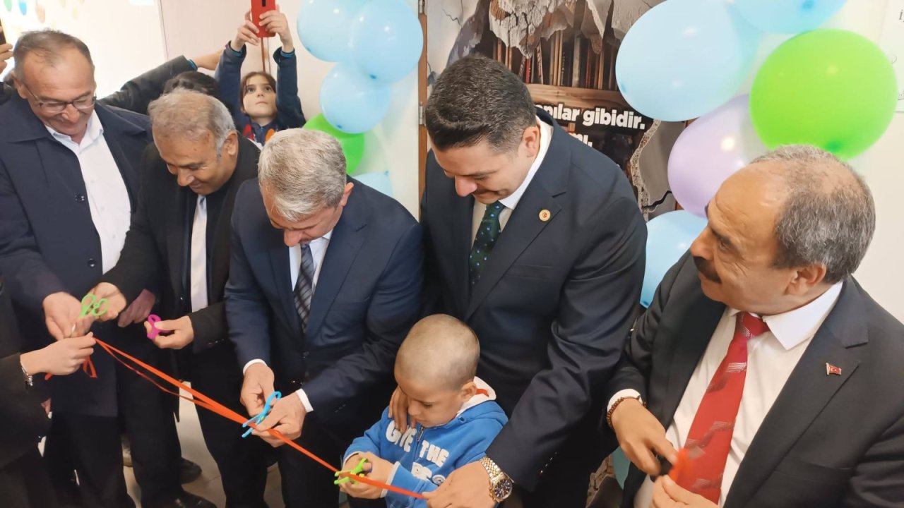 Konya'da gönüllülerin yaptırdığı kütüphane törenle açıldı
