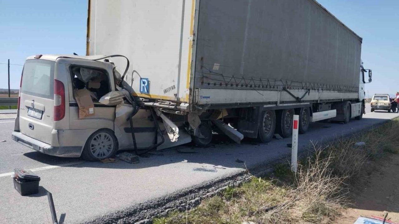 Karaman’da hafif ticari araç TIR'ın dorsesine ok gibi saplandı