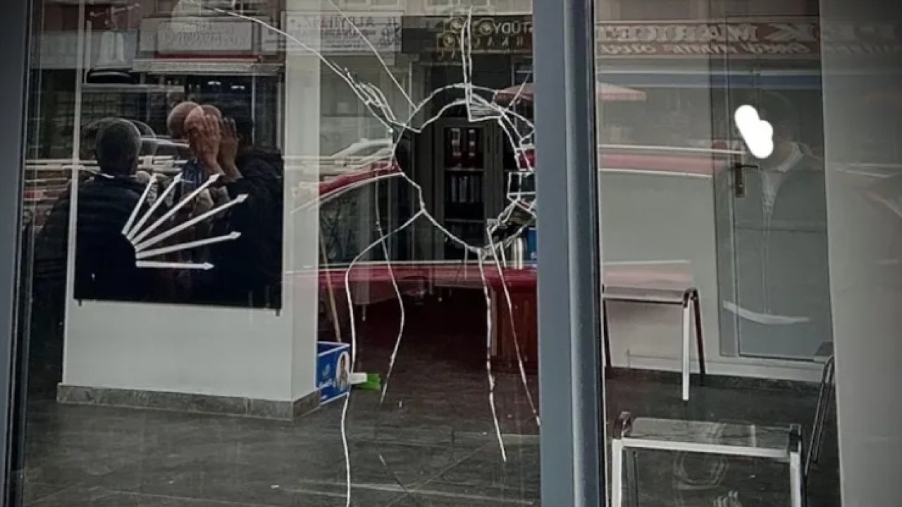 CHP Keçiören İlçe Başkanlığına taşlı saldırı!