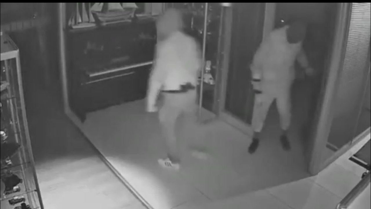 Maskeli beşler girdikleri işletmelerde çelik kasaları böyle patlattı...