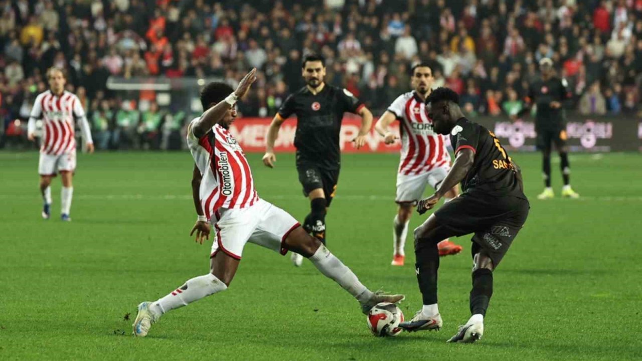Galatasaray şampiyonluk için çıktığı Samsunspor maçında 4 golle yenildi