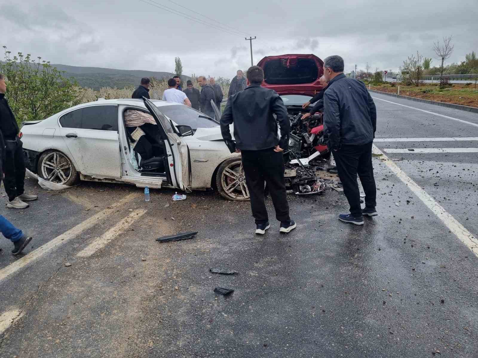 Konya'da kaza! Yaralılar var: Hurdaya döndüler