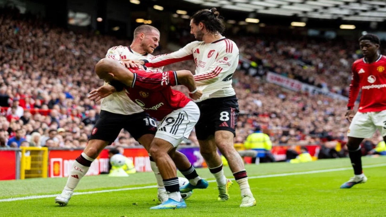 Manchester United Liverpool'u yendi küllerinden doğdu
