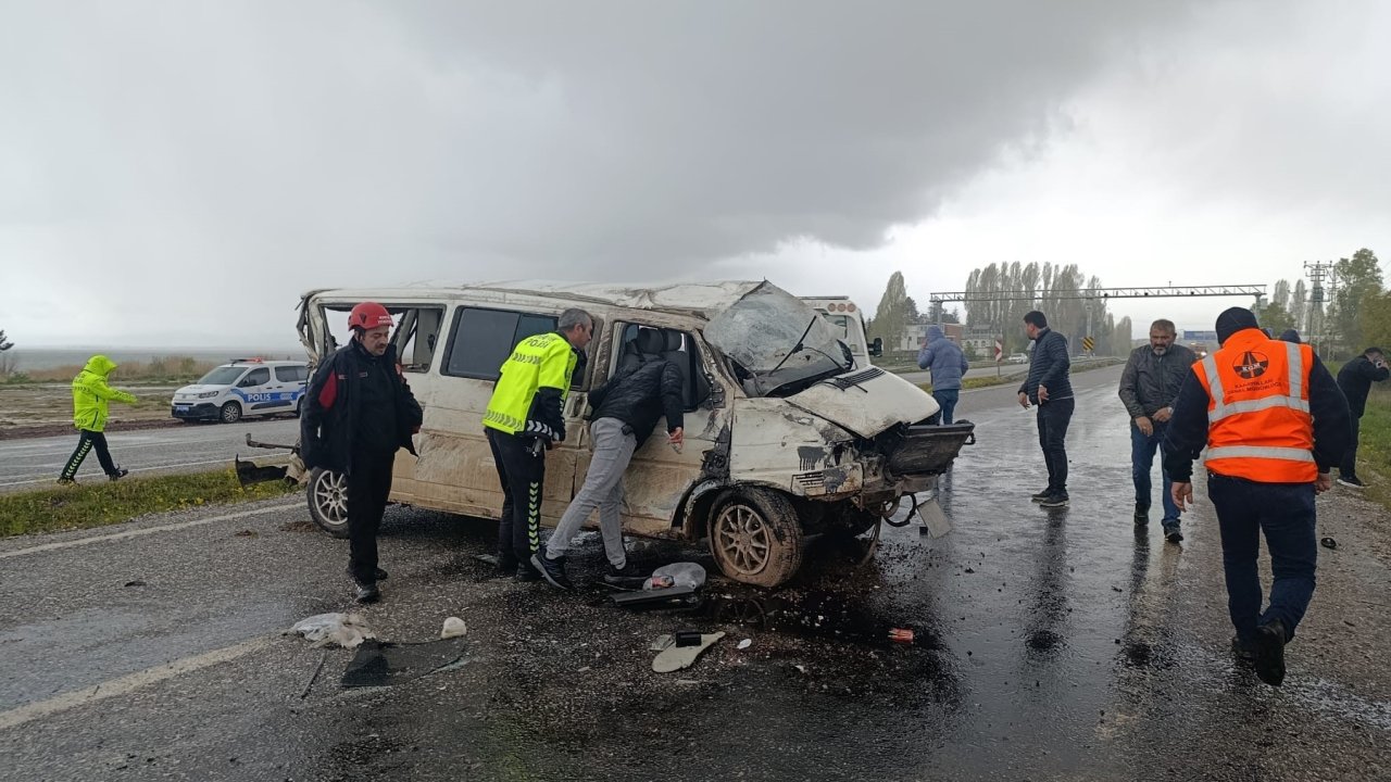 Beyşehir’de korkutan kaza: Minibüs yan yattı