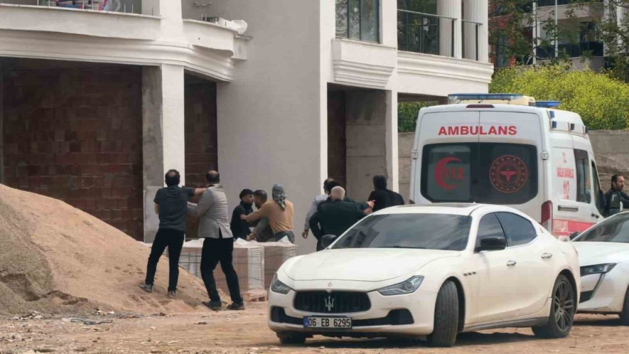 Ortalık savaş alanına döndü: Tam 20 işçi karıştı! Ambulanstaki yaralıya bile...