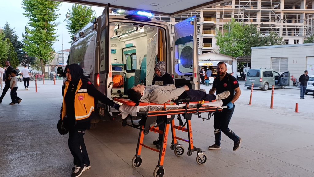 Otomobil ile motosiklet kafa kafaya çarpıştı: 1 yaralı