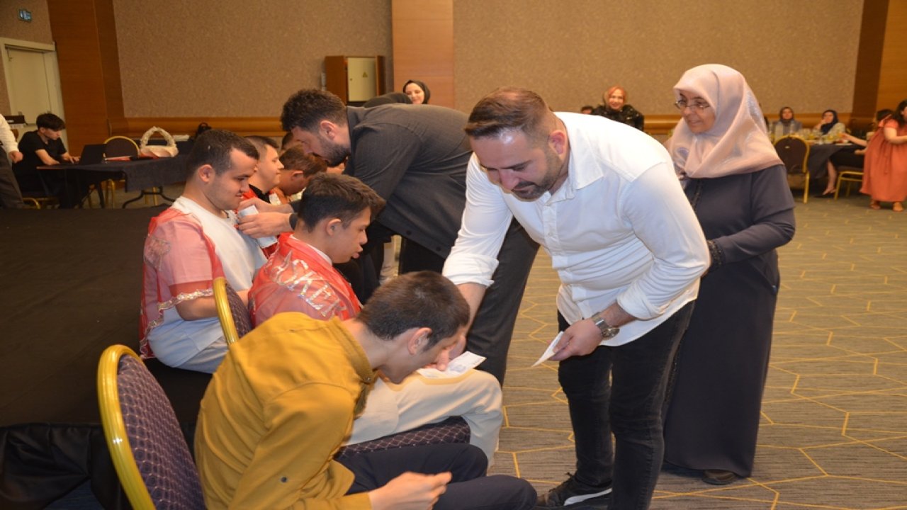 Konya'da  özel eğitim okulu öğrencilerine asker kınası yakıldı.