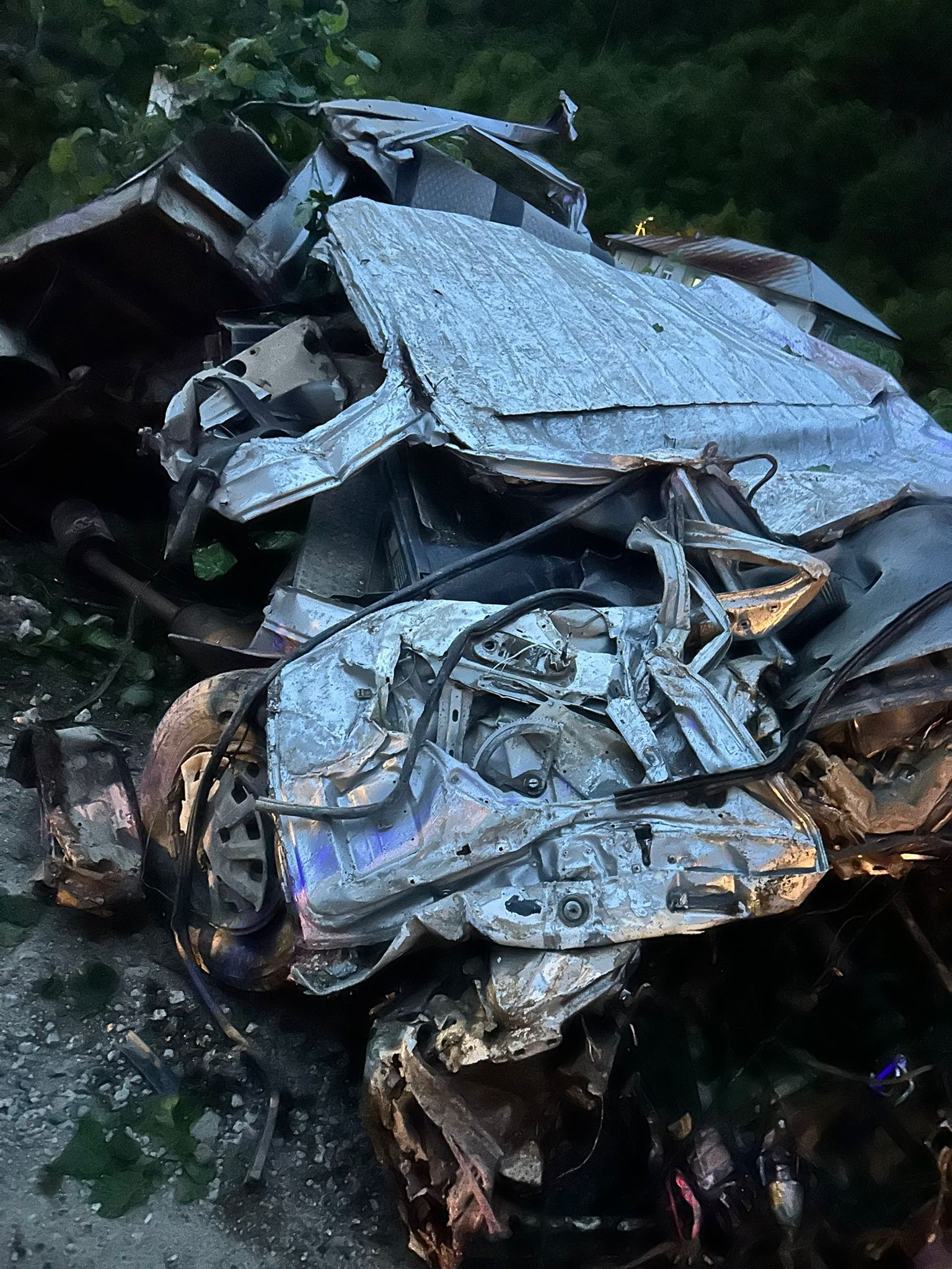 Yamaçtan yuvarlanan araç kağıt gibi ezildi! Çok şükür ki...