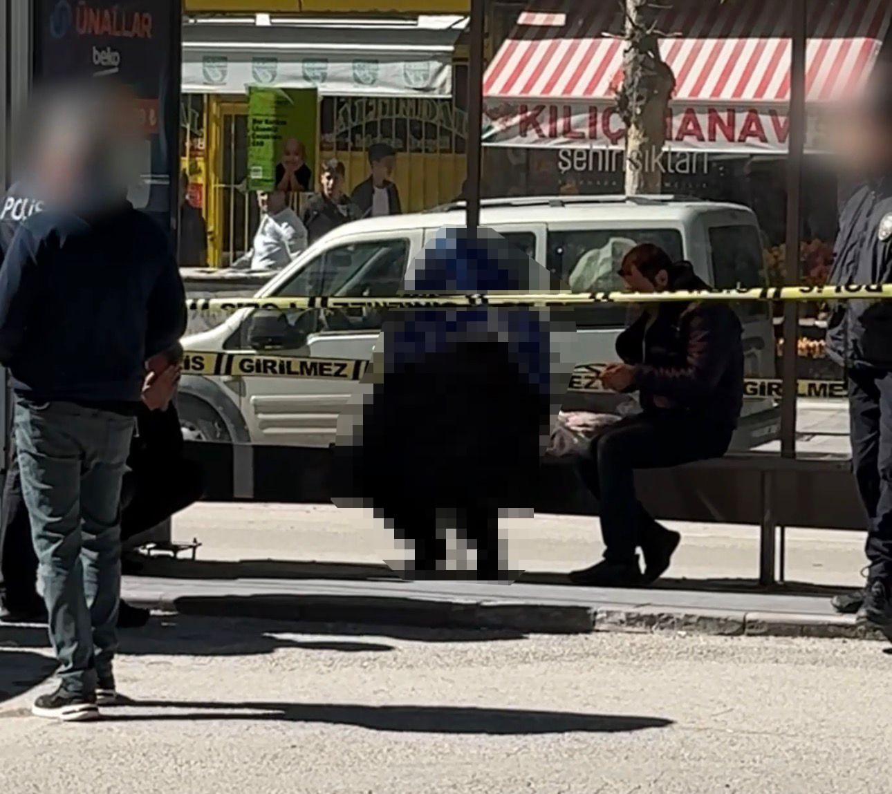 Durakta oturur vaziyette ölü bulundu!