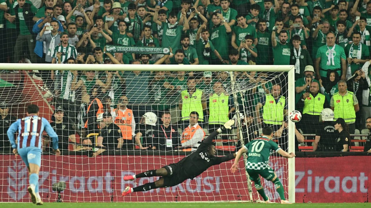 Konyaspor’da Enis Bardhi’den talihsiz penaltı!