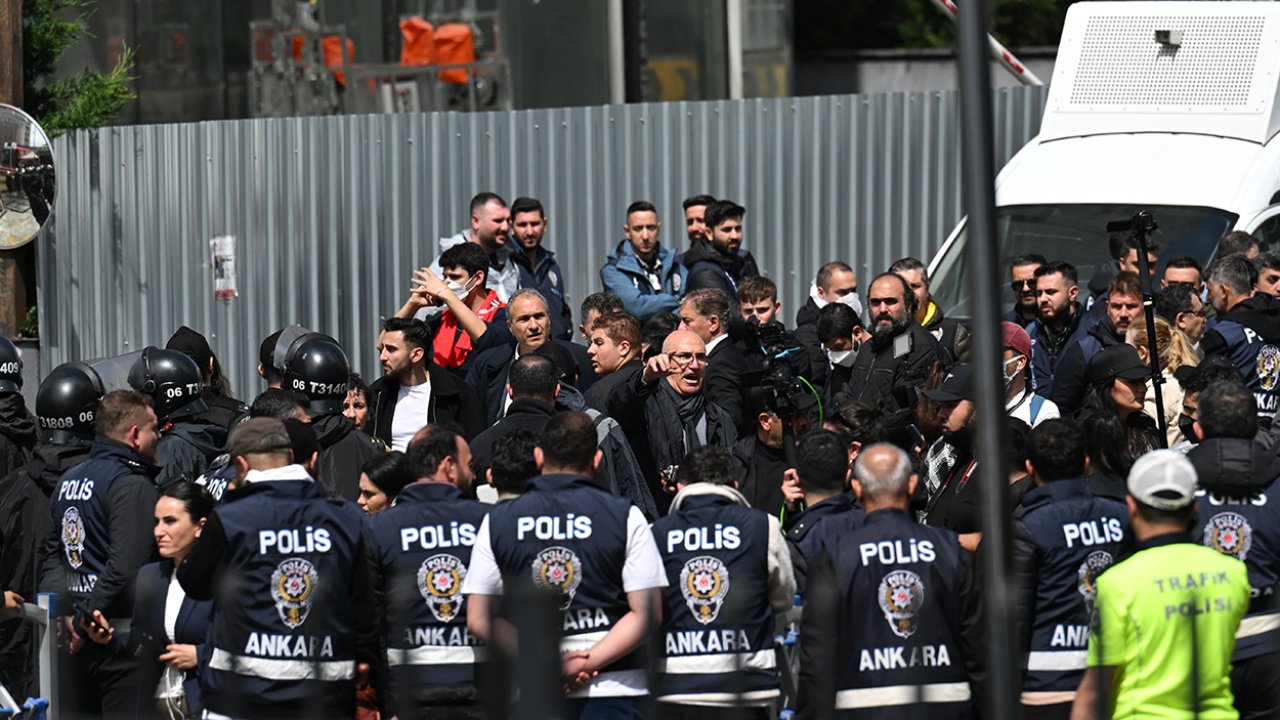 Emniyet ekipleri, CHP Genel Merkezi'ne girdi