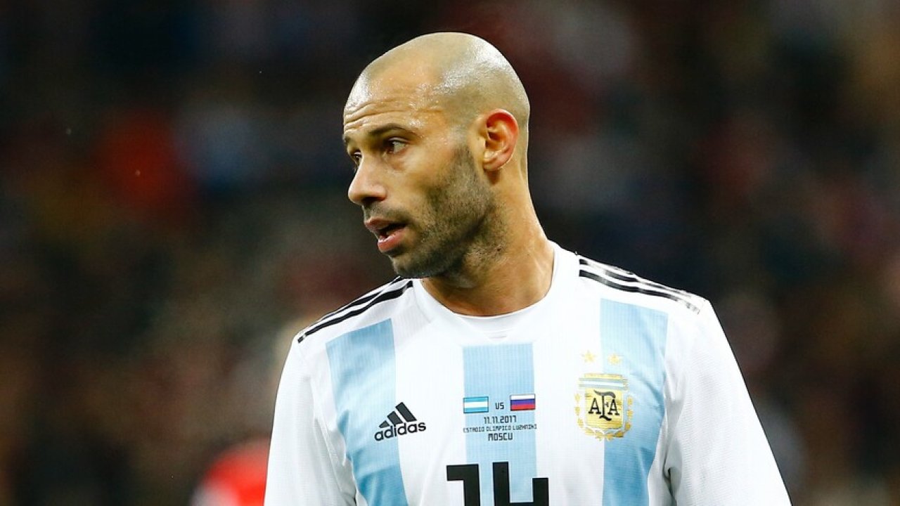 Kart görmekte  Mascherano'nun üstüne yok