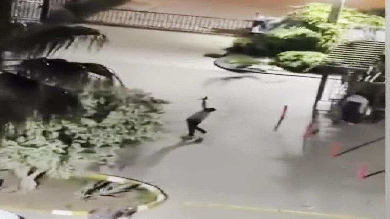Komşusunun evini otomatik tabancayla taradı!