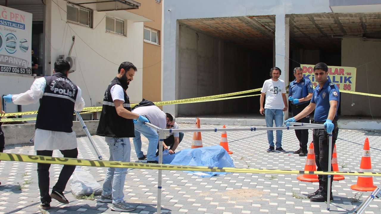 Emekli polis oğlunu öldürdü! Mermisi bitene kadar durmadı