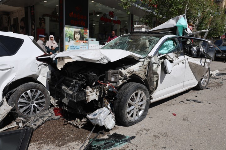 Freni patlayan kamyon caddeyi savaş alanına çevirdi!