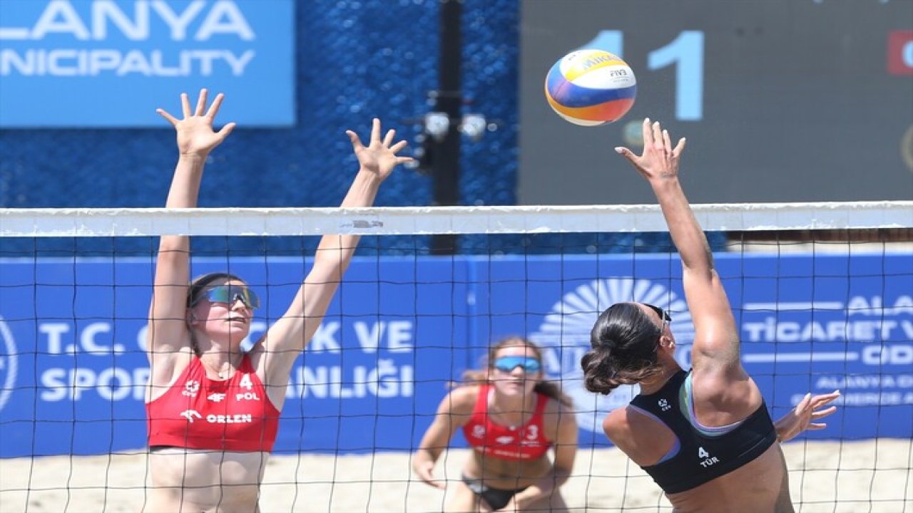 Plaj voleybolu Alanya'da alev alev