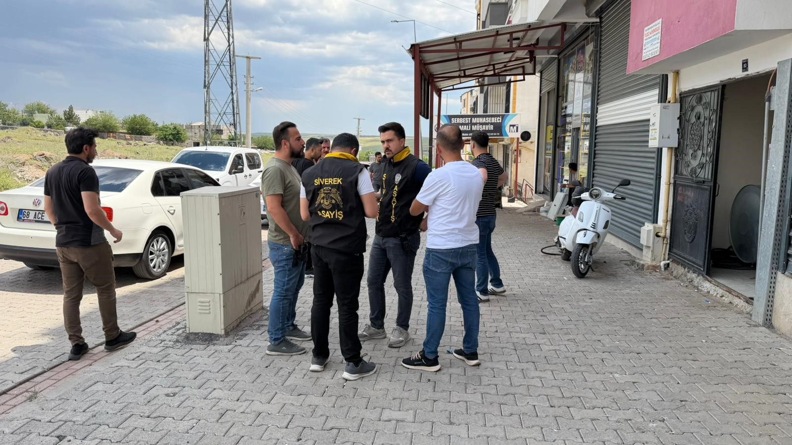 Karısını ve kızını silahla vurup kaçtı!