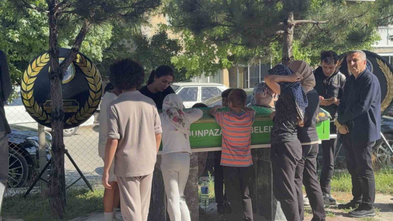 Ünlü yazar Dilek Cesur’un annesi gözyaşları içinde toprağa v