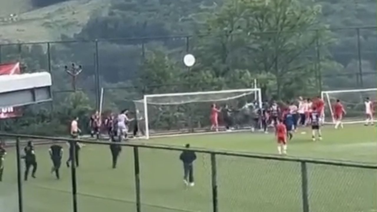 Kırklareli’nde amatör maçta futbolcular tekme toka