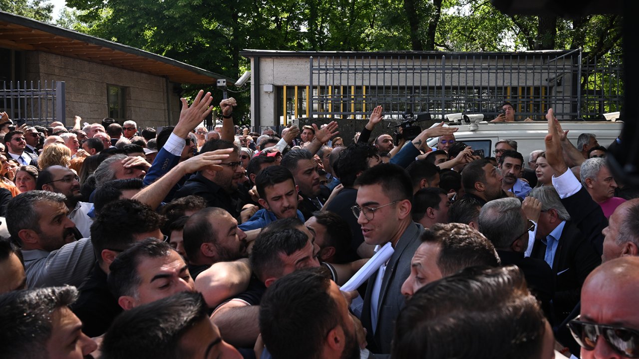 TBMM önünde CHP'liler arasında arbede yaşandı