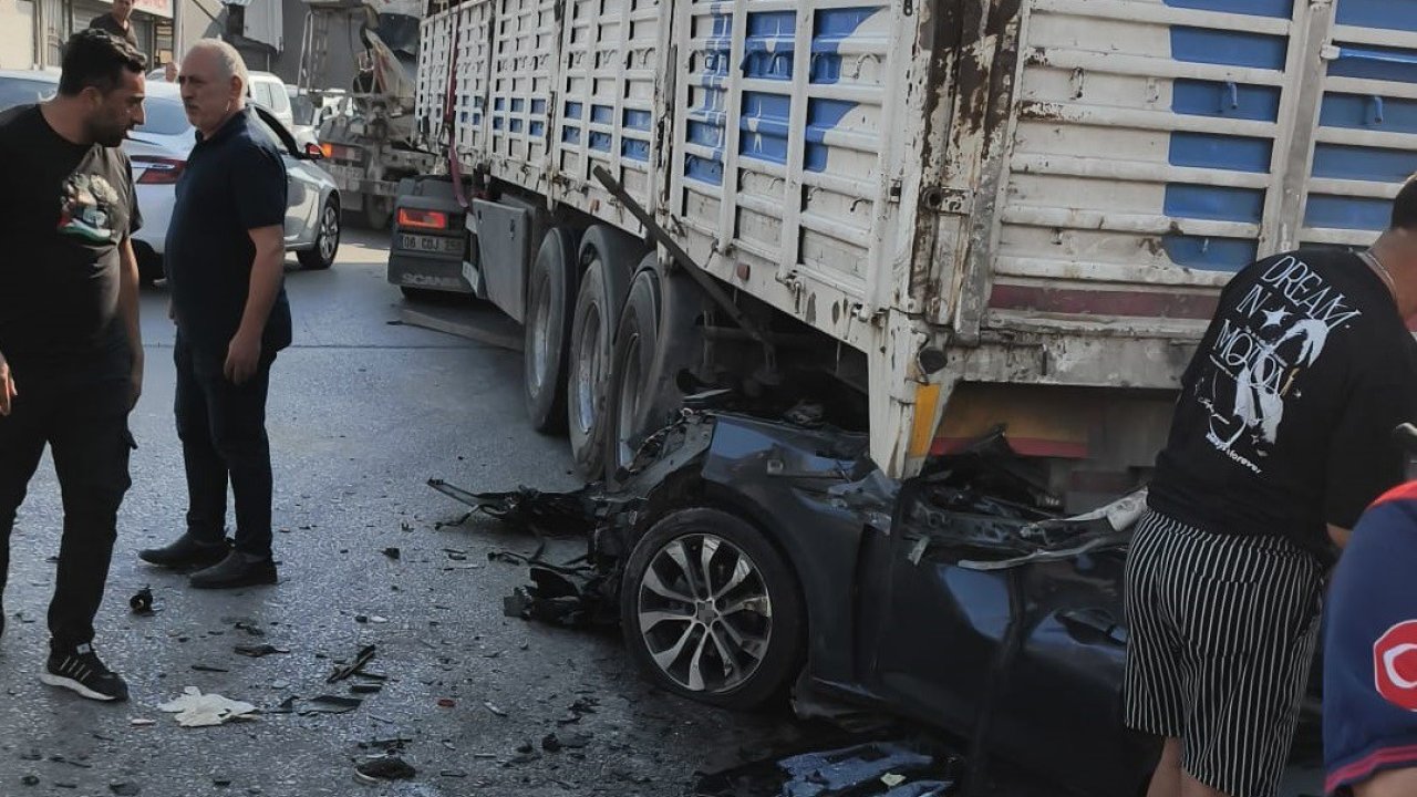İzmir’de feci kaza: Tıra adeta ok gibi saplandı
