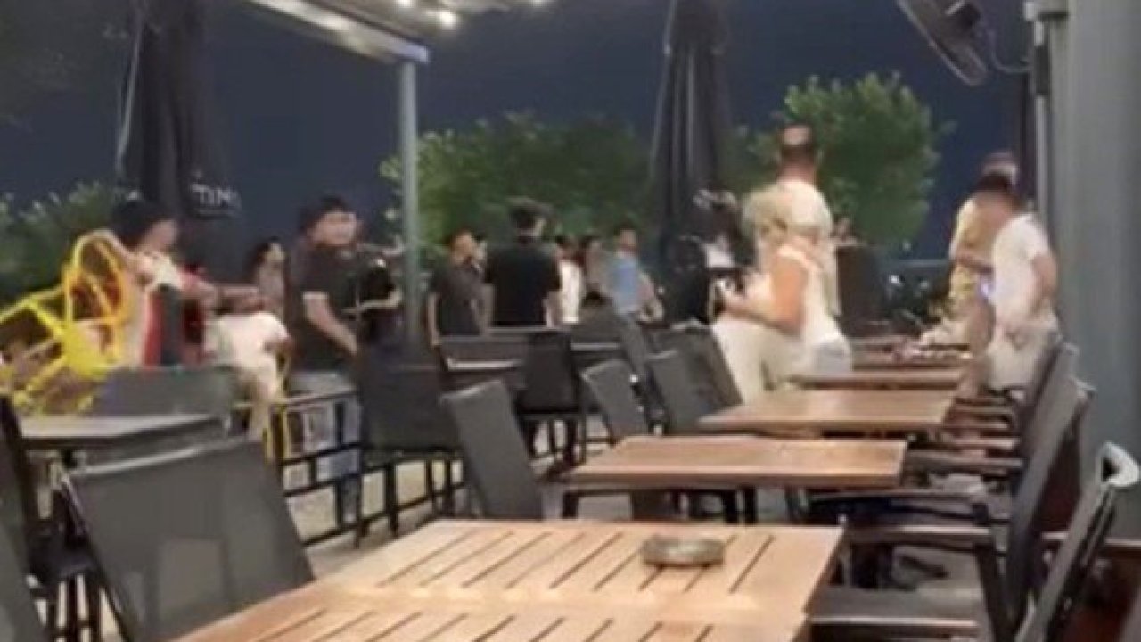 Adana’da AVM’de sandalyeli kavga: Kadınlar arada kaldı