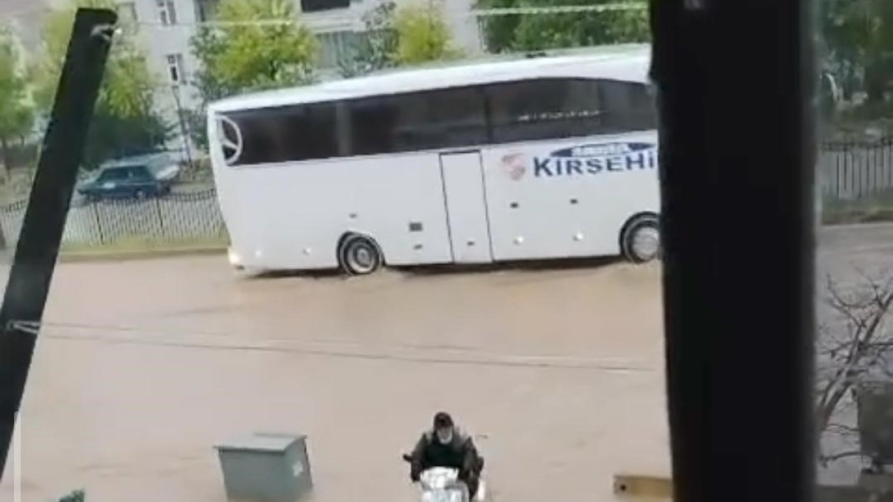 Sel sularına kapılan yaşlı adamı son anda kurtardılar