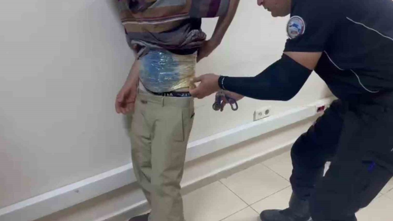 Uyuşturucuyu bantla beline ve bacaklarına saran zehir taciri hayrete düşürdü