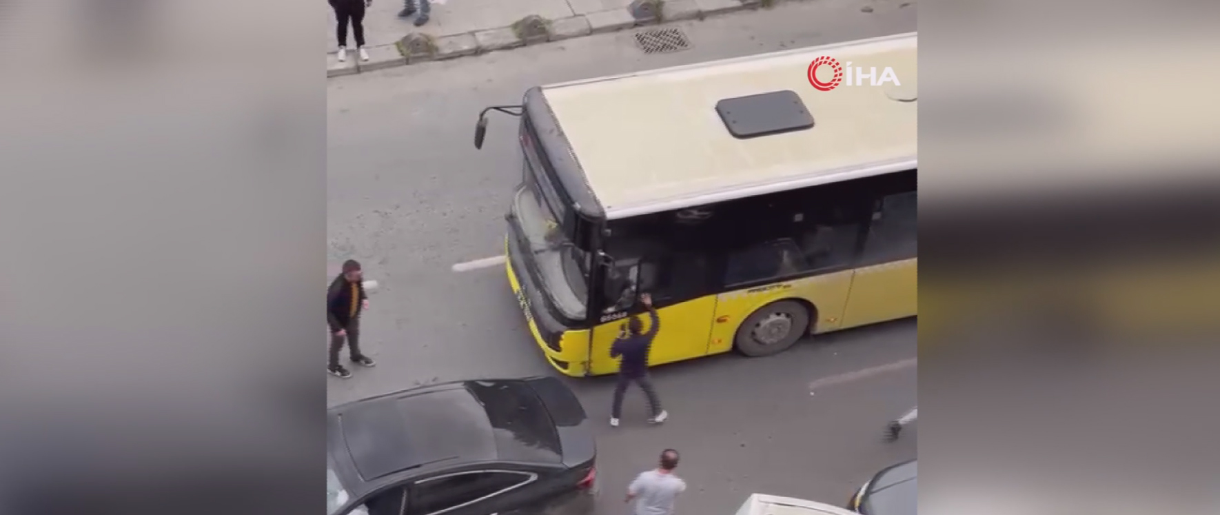 İETT otobüsü otomobille çarpıştı: Sürücü sinir krizi geçirdi