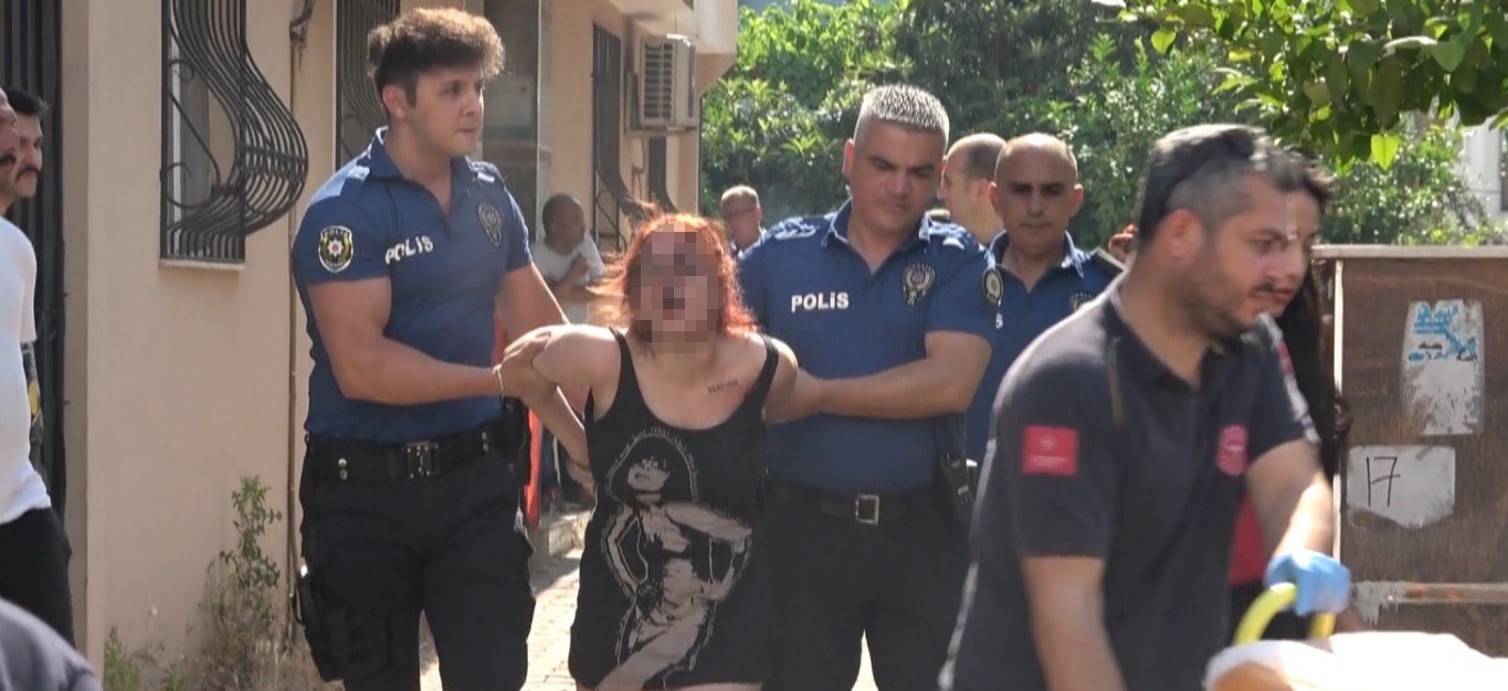 Kendisini eve kilitledi, evi yakmaya çalıştı! Sinir krizi geçirdi
