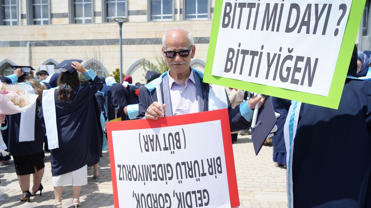 Yaş değil azim kazandı: 71’de başladı, 75’te bitirdi!