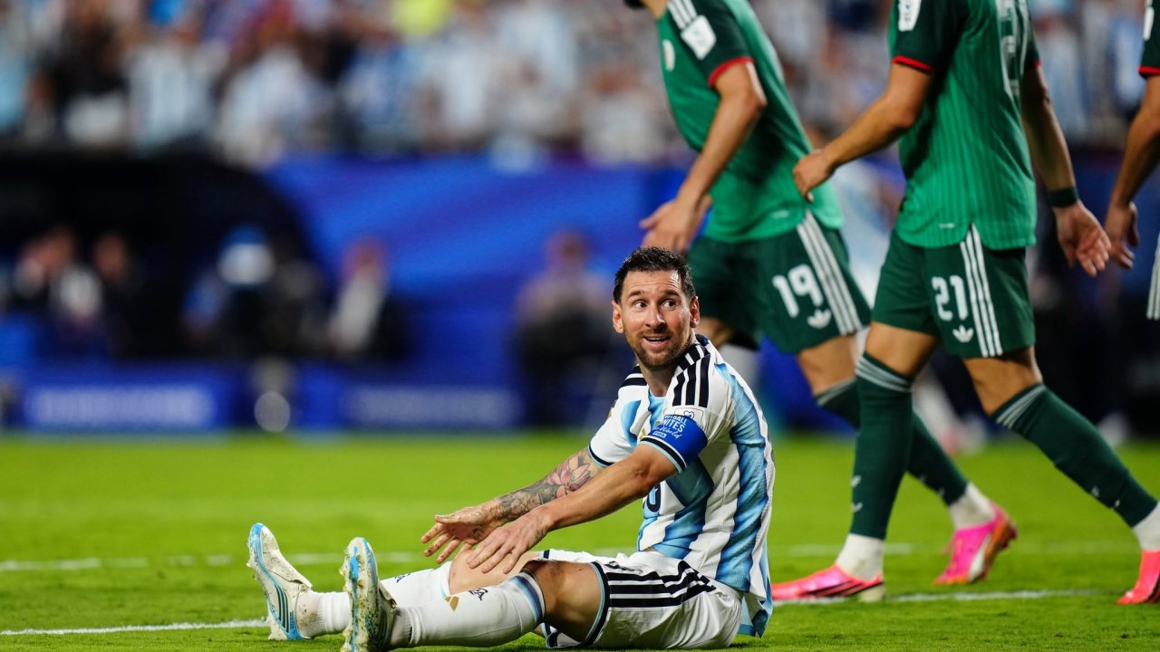 Messi Arjantin'de süper başladı, Cezayir'e gol oldu yağdı