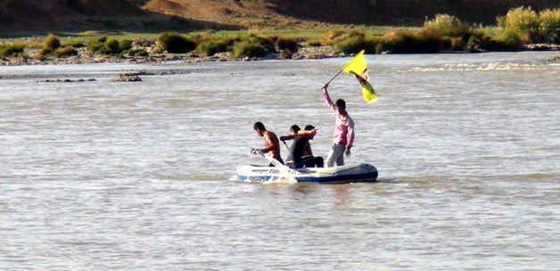IŞİD'le savaşmak için botlarla nehri geçtiler