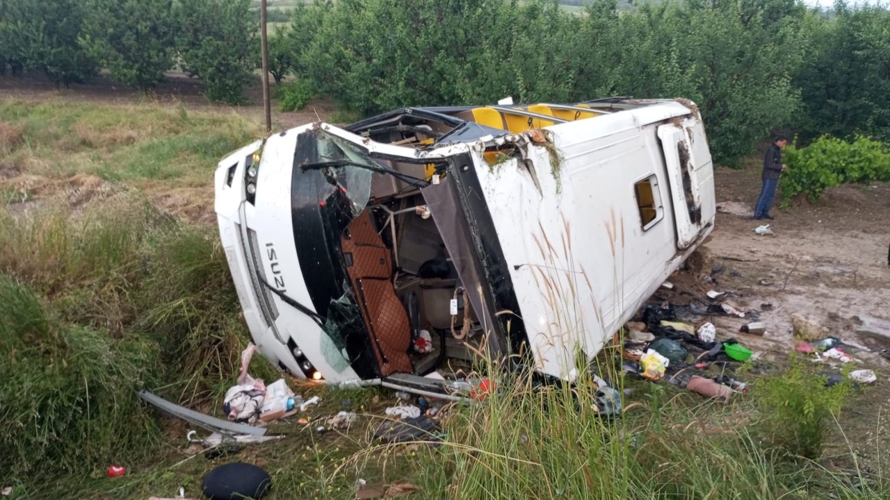 Isparta-Konya yolunda feci kaza! Tur otobüsü devrildi: 4 ölü, 15 yaralı