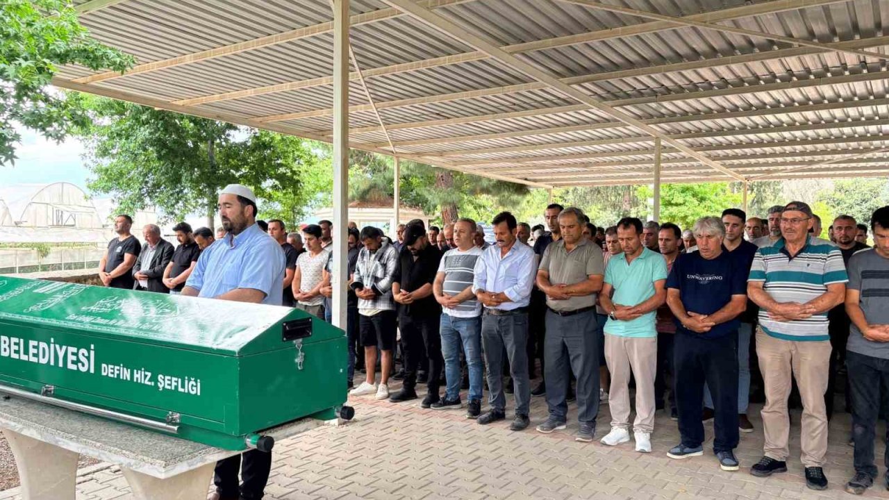 Kapı gıcırtısı kavgasında hayatını kaybeden baba toprağa verildi