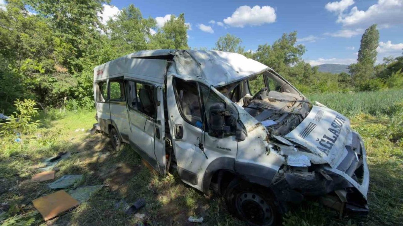 Minibüs tarlaya uçtu: 8 yaralı