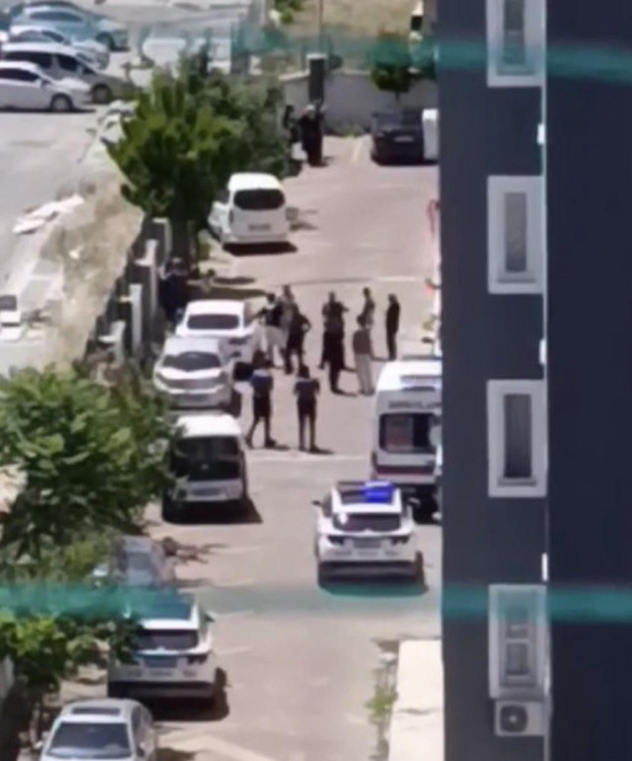 Kucağına aldığı bebeğiyle 8. kattan atladı!