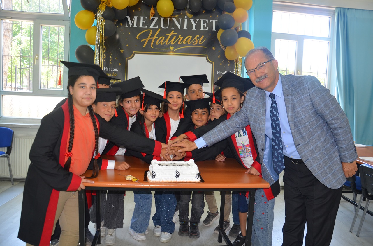 Asırlık okuldan 99. mezuniyet coşkusu!