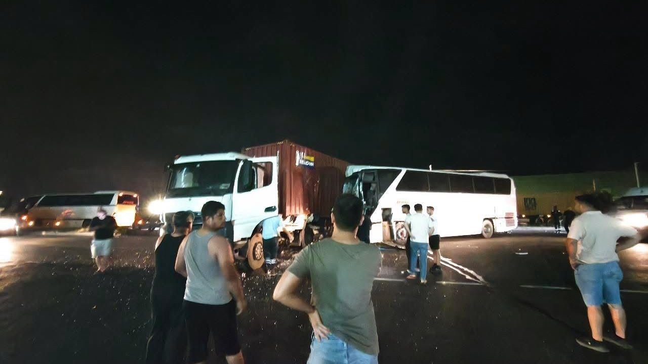 TIR ile işçi servisi çarpıştı: 12 yaralı