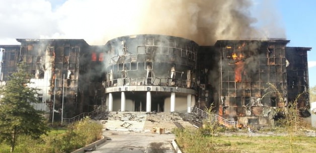 Belediye binasını alev alev yaktılar
