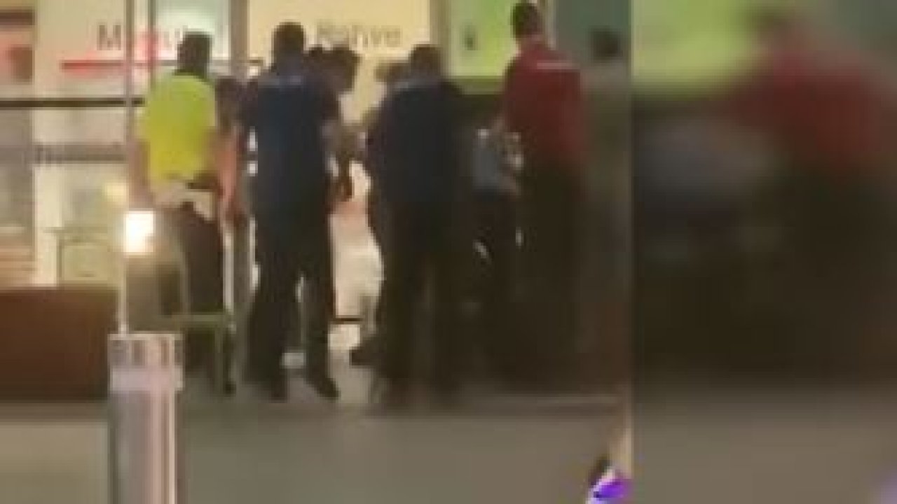 İzmir'de havalimanında 1'i komiser 4 polis bıçaklandı!