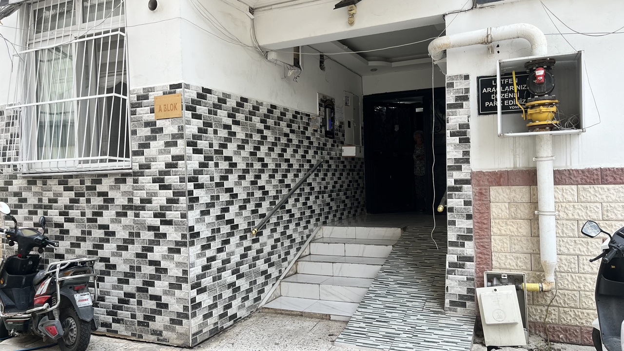 İki çocuğunun annesini apartman girişinde vahşice öldürdü!