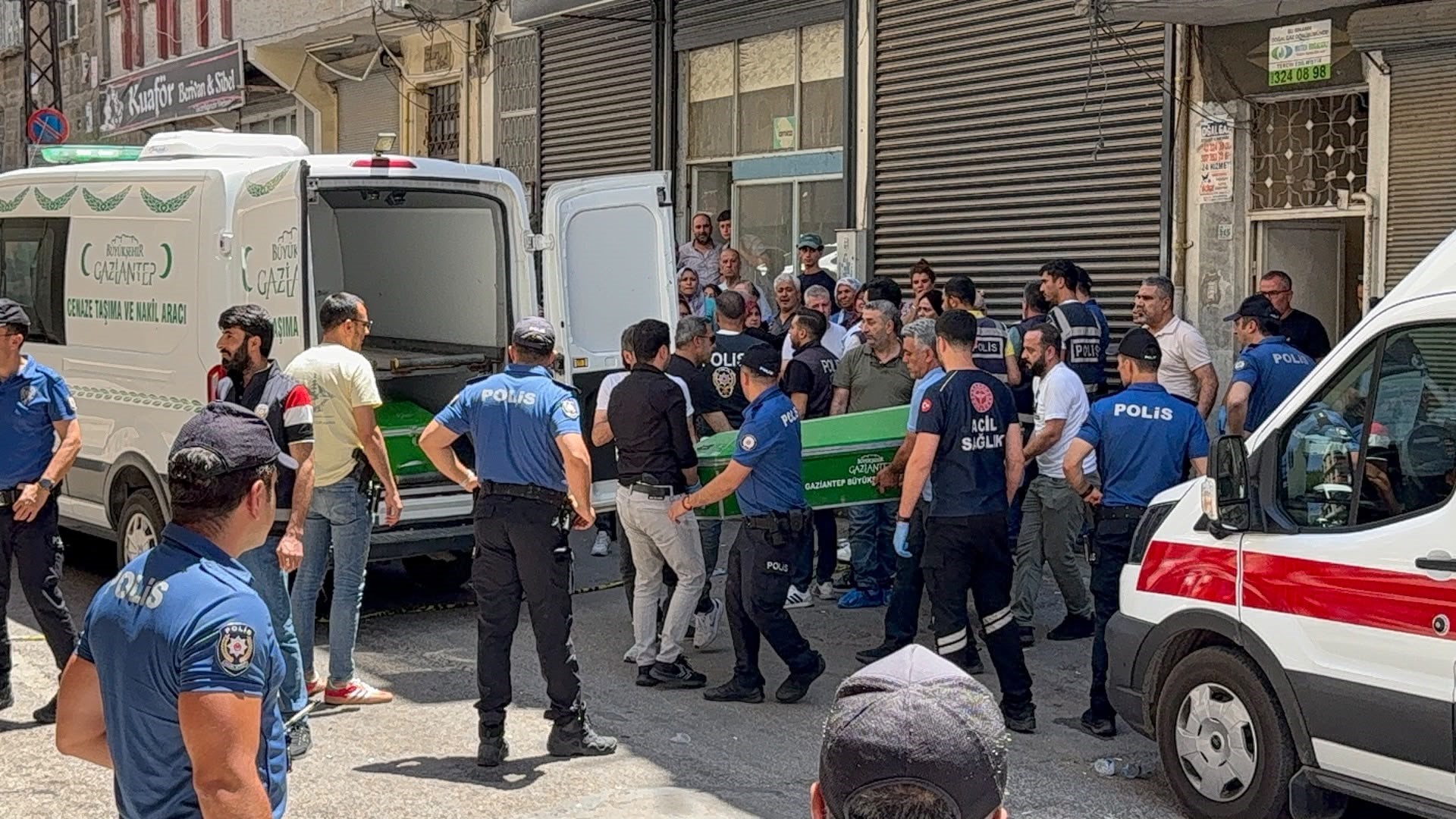 Cezaevinden izinli çıkıp karısını öldürdü, kendisini astı!