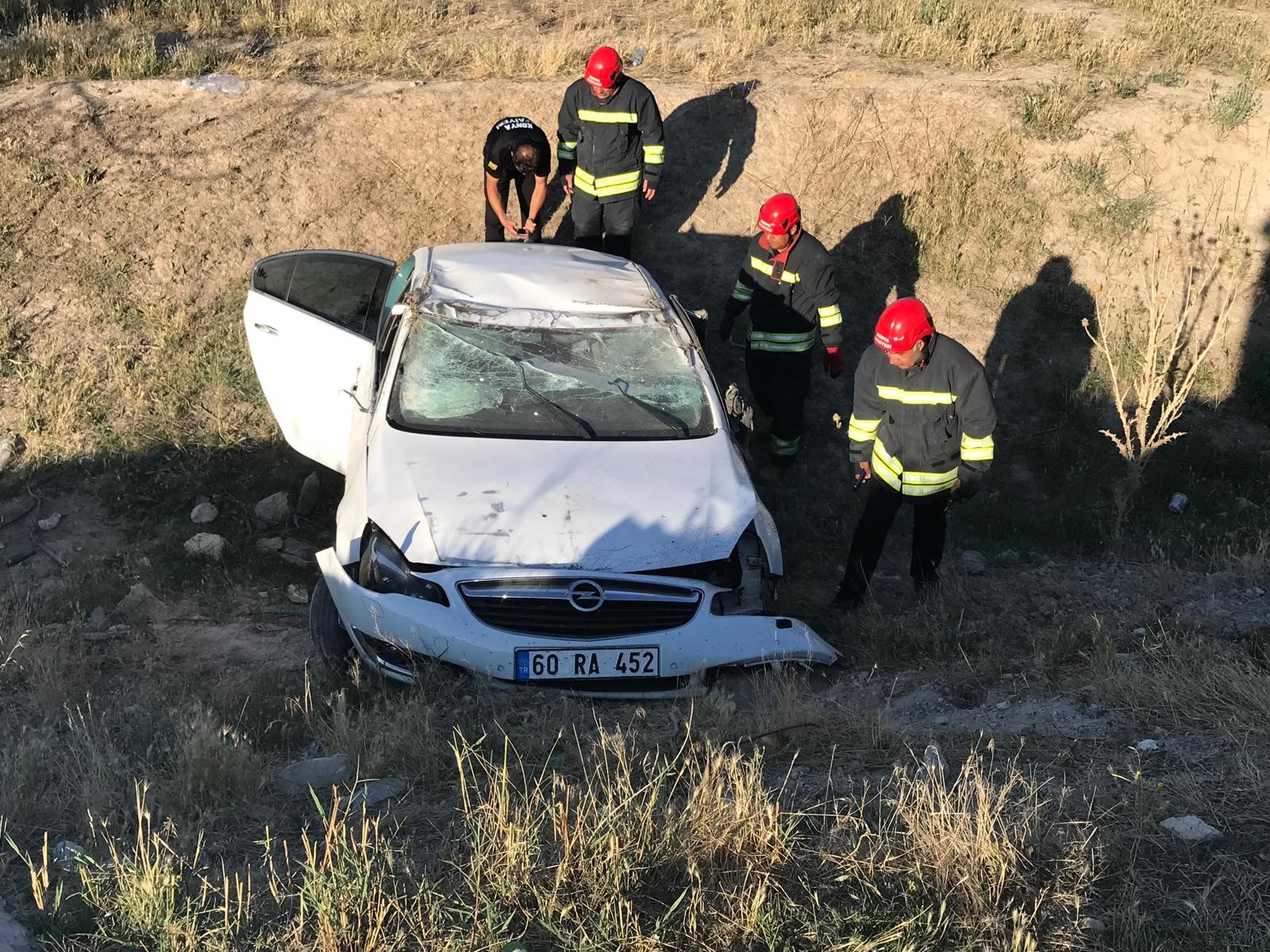 Konya'da refüje çarpan otomobil şarampole yuvarlandı! 1'i bebek 3 yaralı