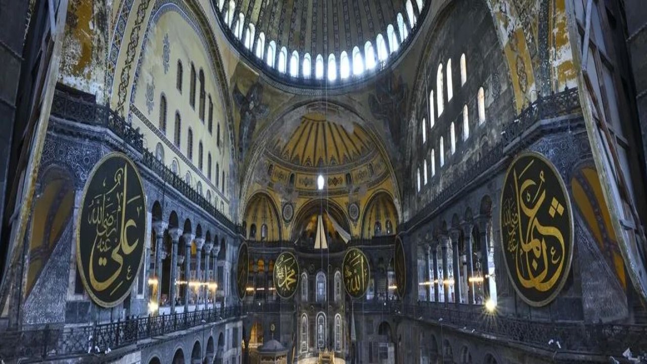 Ayasofya-i Kebir Camii'nde yüksek sesle "İncil" okudular!