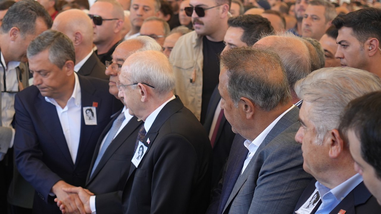 Baykal’ın cenazesinde dikkat çeken görüntü: Yüzüne bile bakmadı!