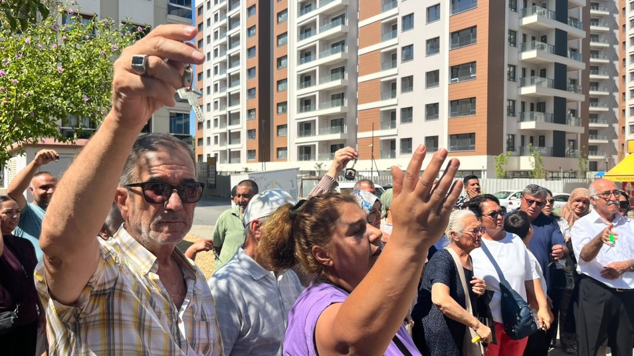 İzmir’de kentsel dönüşüm mağdurlarının anahtarlı eylemi gündem oldu