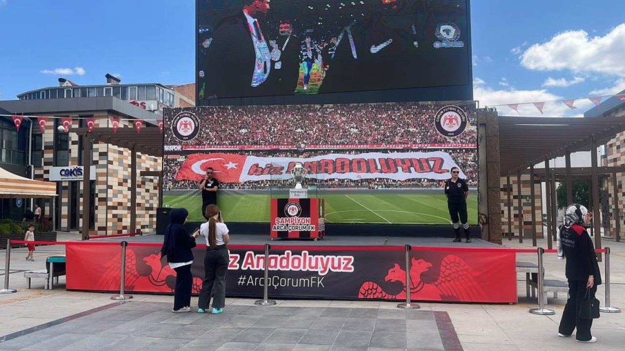 Çorum FK kupasını sergiliyor
